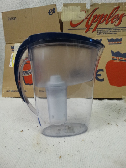 lot 1621 image: Crofton Water Filtration Pitcher