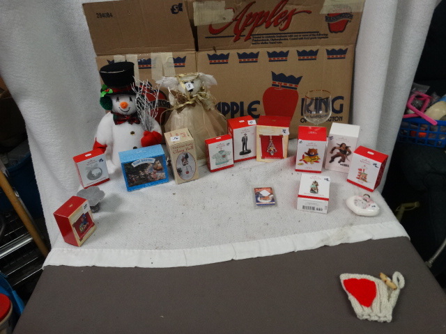 lot 1652 image: Lot of Christmas Decor