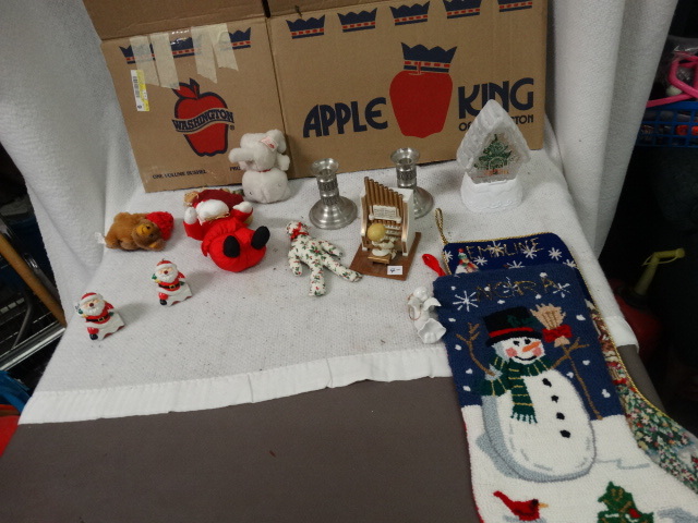 lot 1671 image: Lot of Christmas Decor