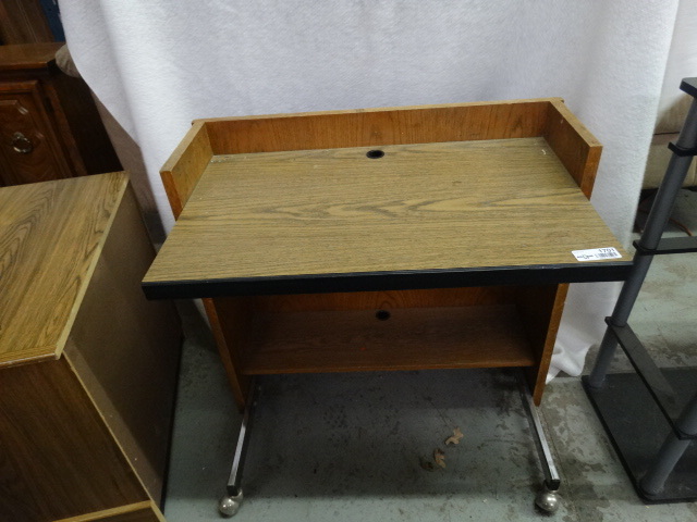 lot 1701 image: Small Desk on Wheels