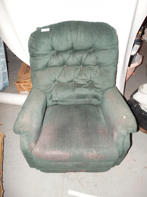 lot 1723 image: Green Recliner
