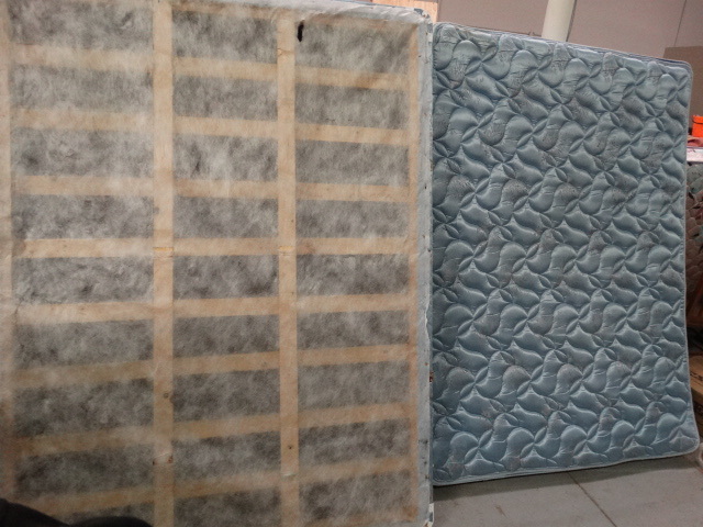 lot 1725 image: Queen Mattress w Box Springs