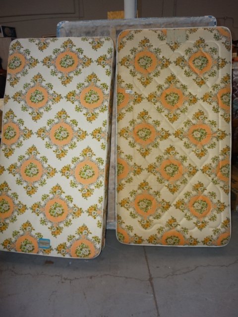 lot 1726 image: Twin Mattress w Box Springs