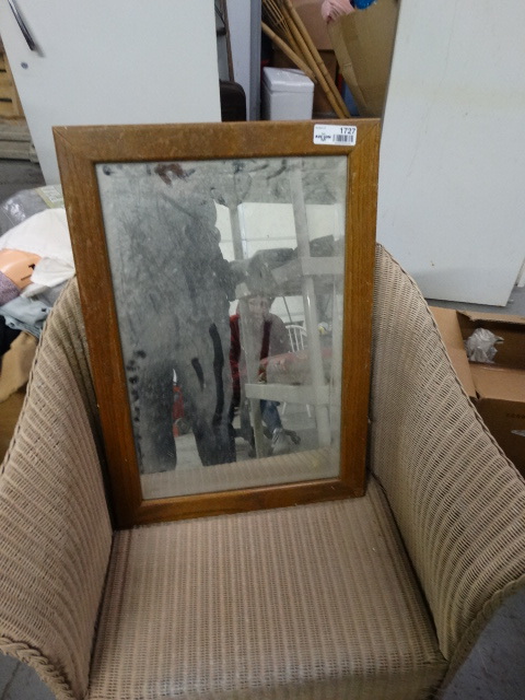 lot 1727 image: Bathroom Cabinet w Medicine Cabinet