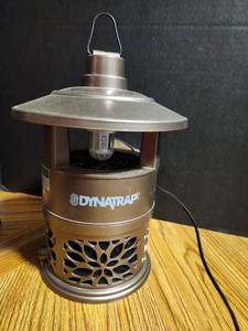 lot 113 image: Dynatrap DT162-THCH Insect Trap with UV Light - Retail $25