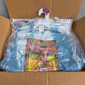 lot 312 image: Lot of 6 XX-LARGE Blue Style ABT88 Tie-Dye T-Shirt with Graphic Print - Janis Joplin - Retail $0