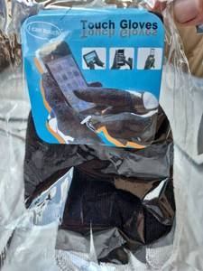 lot 186 image: AT LEAST A HUNDRED IF NOT HUNDREDS - Touch Gloves Can Touch Bulk Lot Touchscreen Compatible - Retail $0