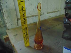 lot 4702 image: Fenton Bud Vase