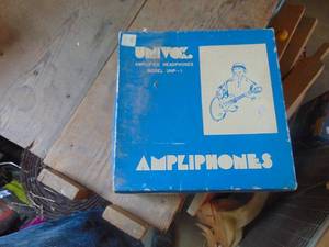 lot 4729 image: Vintage Microphone in headphones box