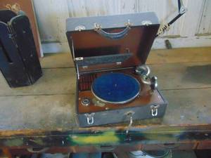 lot 4734 image: Vintage Mobile Victrola - Works