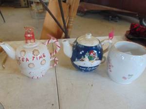 lot 4784 image: Pair of Decorated Tea Pitchers