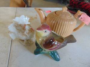 lot 4789 image: Teapot and Bird Figurines- Sponge holders
