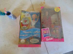 lot 4817 image: Pair of Barbie Type Dolls - Rosie O Donnel 
