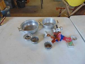 lot 4833 image: Aluminum Dishes - Baking cups and cookie cutters