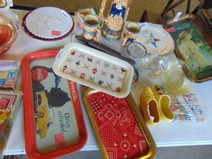 lot 5000 image: Contents of Tabletop - as pictured - Coca-Cola Trays and assorted glassware