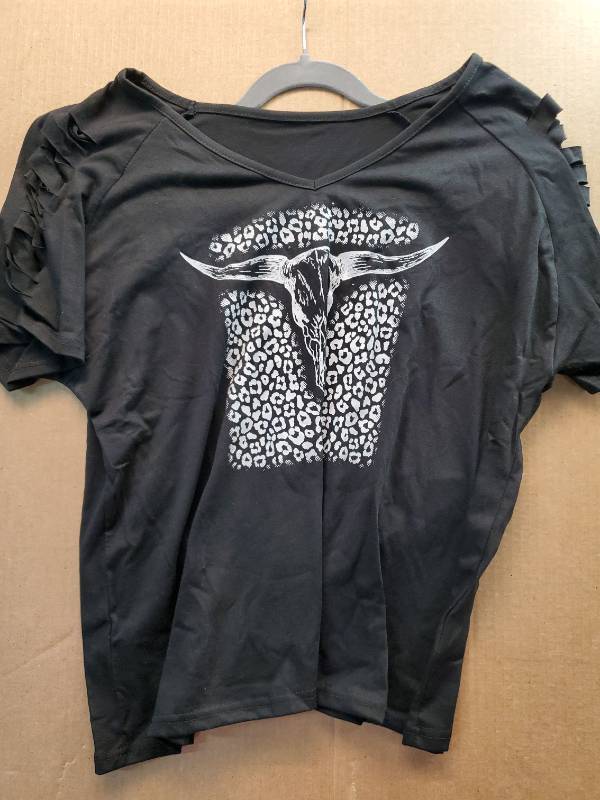 lot 27689 image: Black Longhorn Skull Graphic T-Shirt with Fringe Sleeves 2XL - Retail $12