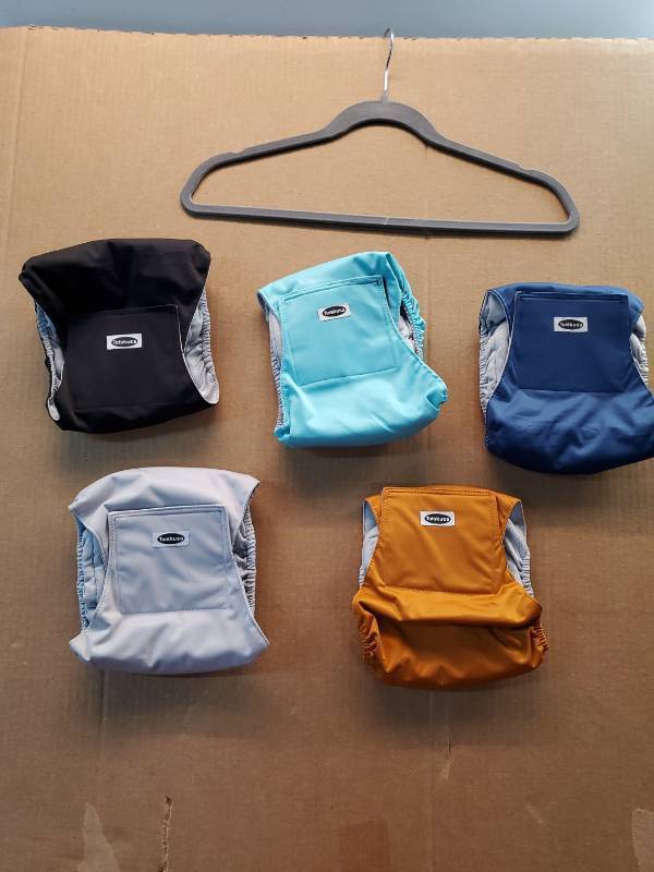 lot 27700 image: Tuiskusa Reusable Dog Cloth Diaper Covers Set of 5 - Retail $25
