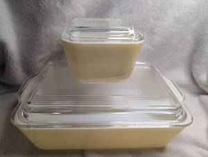lot 2500 image: 2-Piece Yellow Pyrex Container Set with Glass Lids