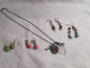 lot 3030 image: Beaded Jewelry Lot 1 Necklace 5 Pairs Earrings