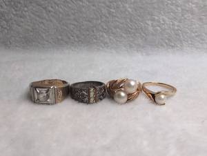 lot 3034 image: Lot of 4 Costume Rings Gold-Tone and Dark-Tone with Stone and Bead Accents