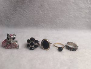 lot 3036 image: 5 Piece Fashion Costume Ring Lot with Black and Pink Gemstone Details