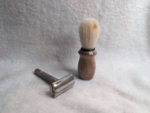 lot 4050 image: Shaving Brush and Safety Razor Set 2-Piece