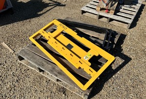 lot 16049 image: Starvox 36IN Mini Skid Steer Forks  SV-CDF36&nbsp