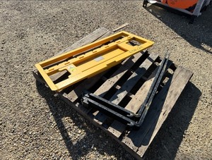 lot 16050 image: Starvox 36IN Skid Steer Forks  SV-CDF36