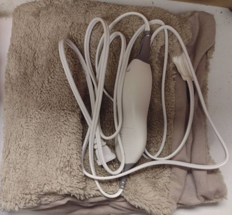 lot 302 image: Sunbeam Heated Electric Blanket with Controller