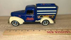 lot 2 image: Pepsi-Cola Delivery Truck Die-Cast Model with Bottle Rack