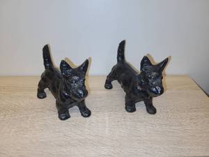 lot 24 image: Pair of  CAST IRON HEAVY Black Scottie Dog Figurines