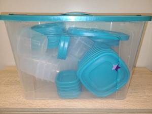 lot 61 image: Food Storage Container Set with Turquoise Lids and Handles