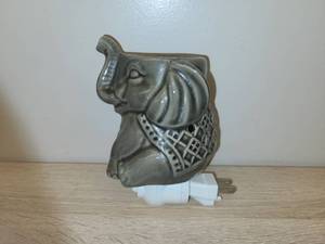lot 105 image: Elephant Head Figurine Night Light Lamp