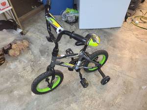 lot 146 image: Huffy 12 inch Kids Bike with Training Wheels Neon Green