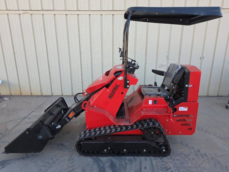 lot 5526 image: AGT SDA-140T Mini Tracked Skid Steer Loader with 44 in. Bucket (Scratches, see photos Needs battery)