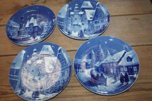 lot 1684 image: Vintage 1070s Christmas Dcor Plates