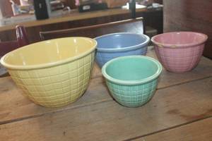 lot 1708 image: Antique 40s RRP Co. Nesting Bowl Set some chips
