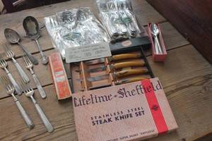 lot 1722 image: Vtg. Sheffield Steak Knife Set and More