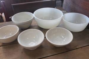 lot 1725 image: Vtg. Anchor Hocking Mixing Bowls and More