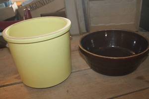 lot 1773 image: Vtg. Yellow and Brown CrockPottery