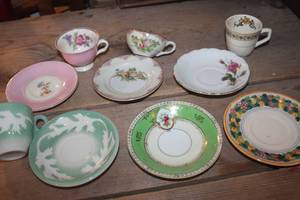 lot 1787 image: Vtg. Small Tea Cups and Saucers