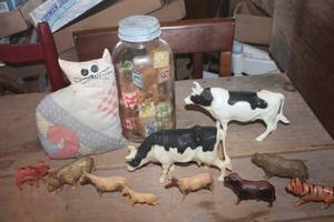 lot 1793 image: Vtg. Wooden Blocks, Plastic Toy Animals