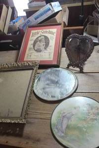 lot 1798 image: Various Sized Vintage Mirror and Pictures & Frame
