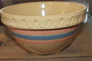 lot 1813 image: Antique USA PinkBlue Band Crock Bow no chipscracks