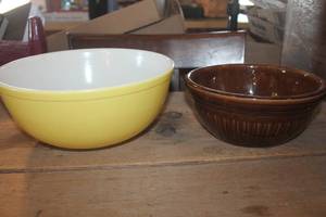 lot 1815 image: Vintage Pyrex Bowl and More