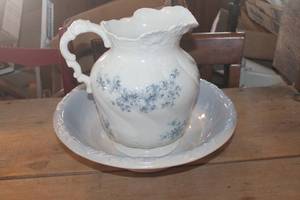 lot 1820 image: Vintage Wash Basin and Pitcher