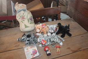 lot 1829 image: TY Beanie Babies and More