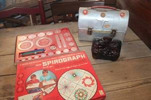 lot 1843 image: Vintage Spirograph Set, Lunchbox & Bank