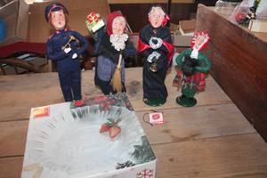 lot 1861 image: Vtg. Byers Choice Christmas Figures & More