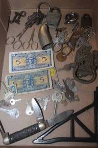 lot 1863 image: Contents of Junk Drawer